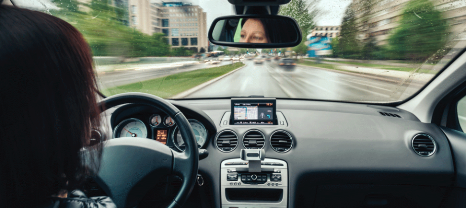 Für Verkehrsfunk haben die Autofahrer offene Ohren (Bild: Adobe Stock)