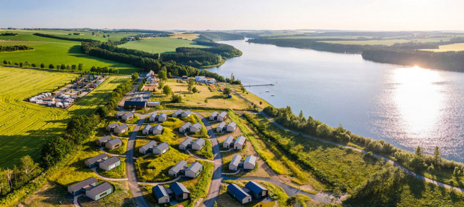 Am Zeulenrodaer Meer im Thüringer Vogtland laden die MANOAH-Häuser zu einer entspannten Auszeit ein.  (Foto: MANOAH/Marcus Dassler)