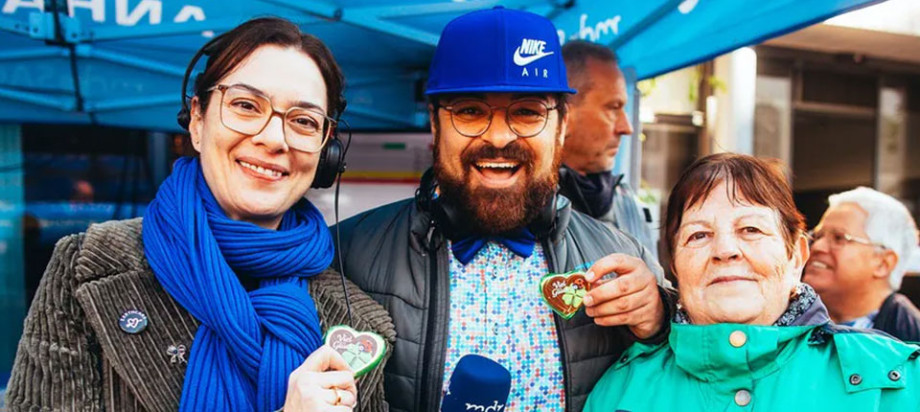 v.l.n.r.: Antonia Kaloff und Lars Wohlfarth von MDR SACHSEN-ANHALT - im Bild gemeinsam mit einer Zeitungszustellerin aus dem Ort -  waren unterwegs und sendeten live aus Wittenberg. (Foto: MDR/Hartmut Bösener)