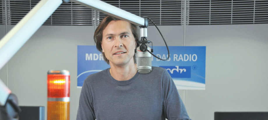 Mit MDR THÜRINGEN-Morgen-Moderator Johannes-Michael Noack kommen die Hörenden gut in den Tag
