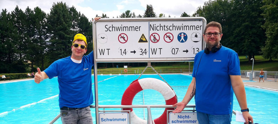 MDR THÜRINGEN-Moderator Marko Ramm sendet gemeinsam mit seinem Kollegen Timo Hartmann an vier Freitagen live aus Schwimmbädern.