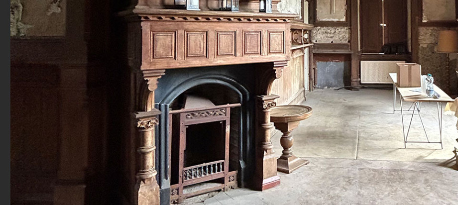 Gut erhalten ist das historische Kaminzimmer im Schloss Henriette