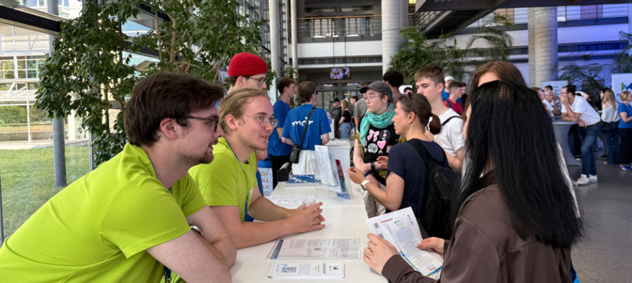 Junge Menschen interessieren sich beim 11. Ausbildungstag von MDR und MDR Media für Ausbildungsmöglichkeiten.