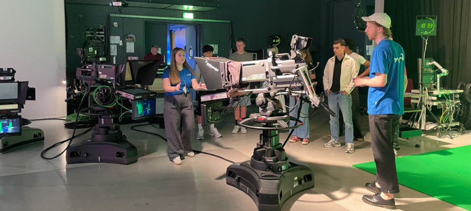 Junge Menschen interessieren sich beim 11. Ausbildungstag von MDR und MDR Media für die Technik.